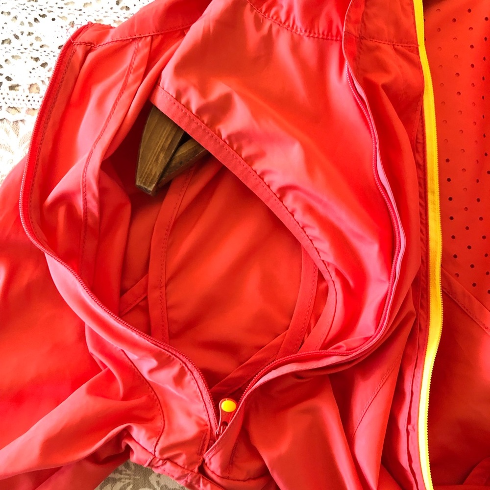 {Helly Hansen} Light, packable running/training jacket with removable sl… - Picture 9 of 14